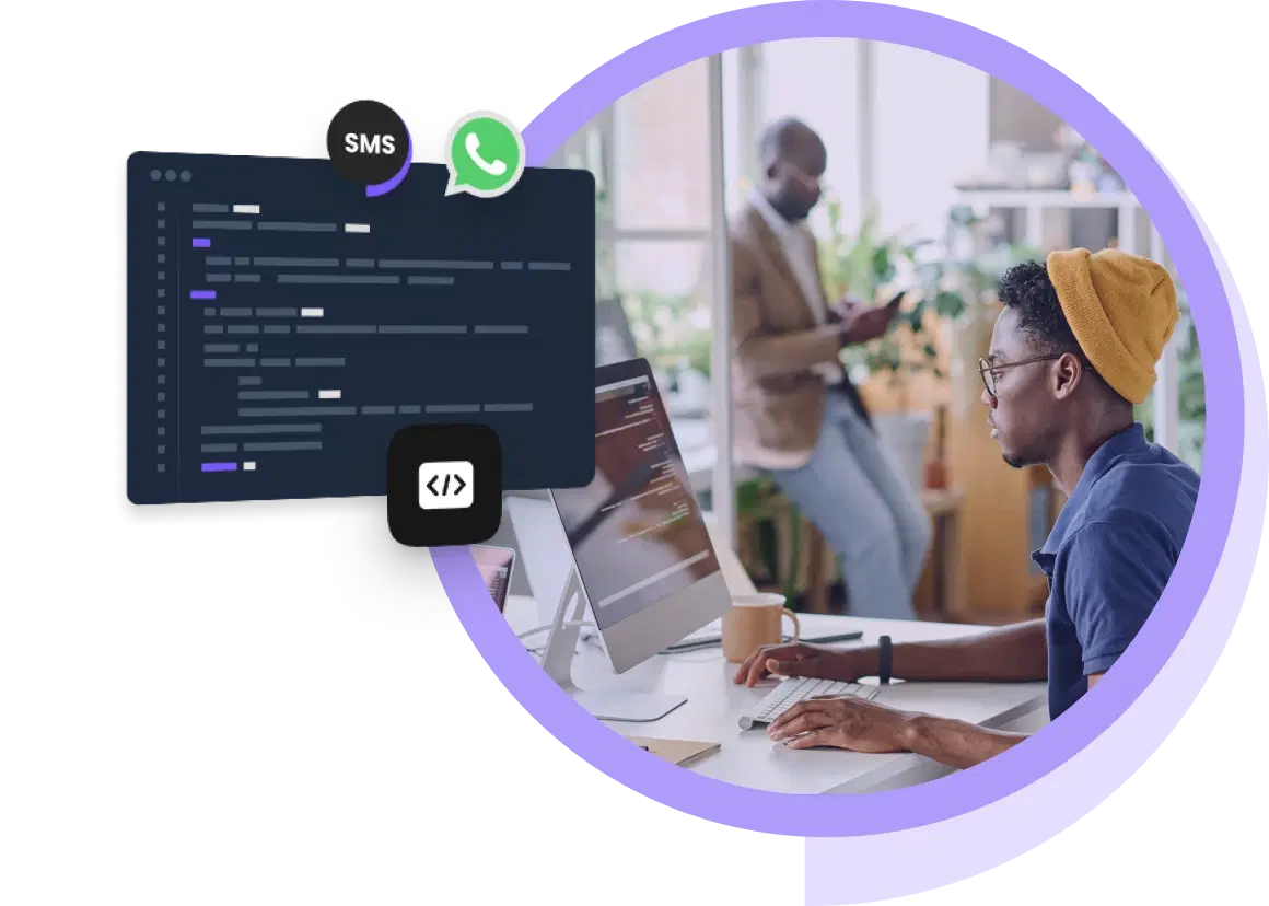 Développeur dans le bureau travaillant sur l'intégration de l'API pour les messages WhatsApp et SMS