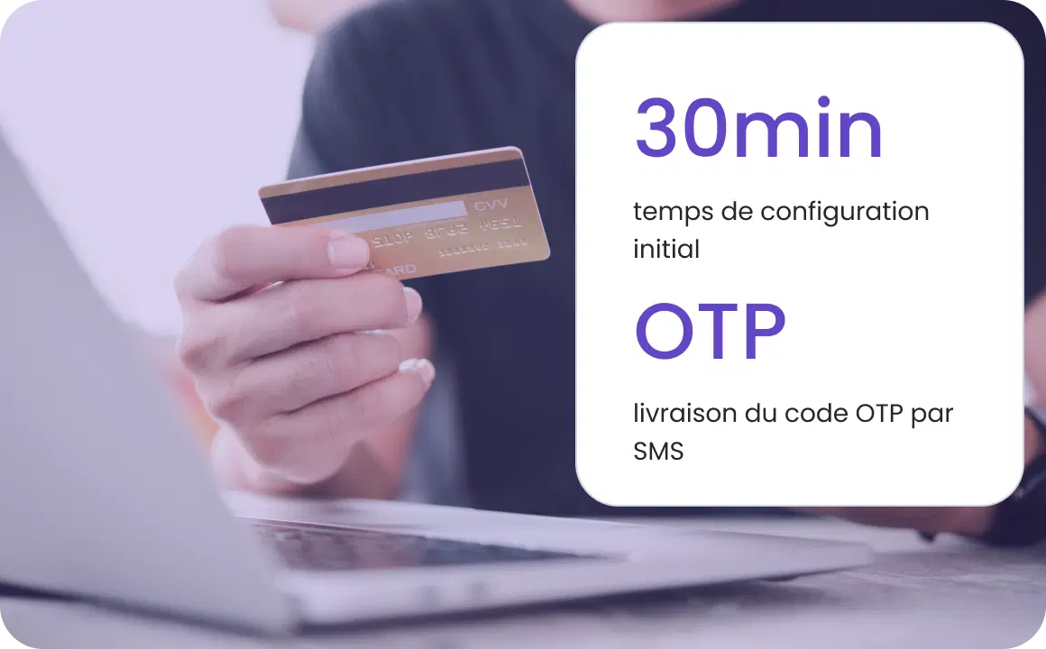 Un homme réalise une transaction en utilisant un OTP soutenu par l'API TopMessage pour le commerce en ligne.