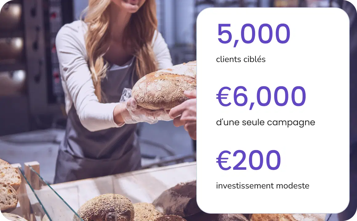 Une jeune femme vendant du pain frais dans une petite boulangerie utilise TopMessage pour gérer la communication avec ses clients.