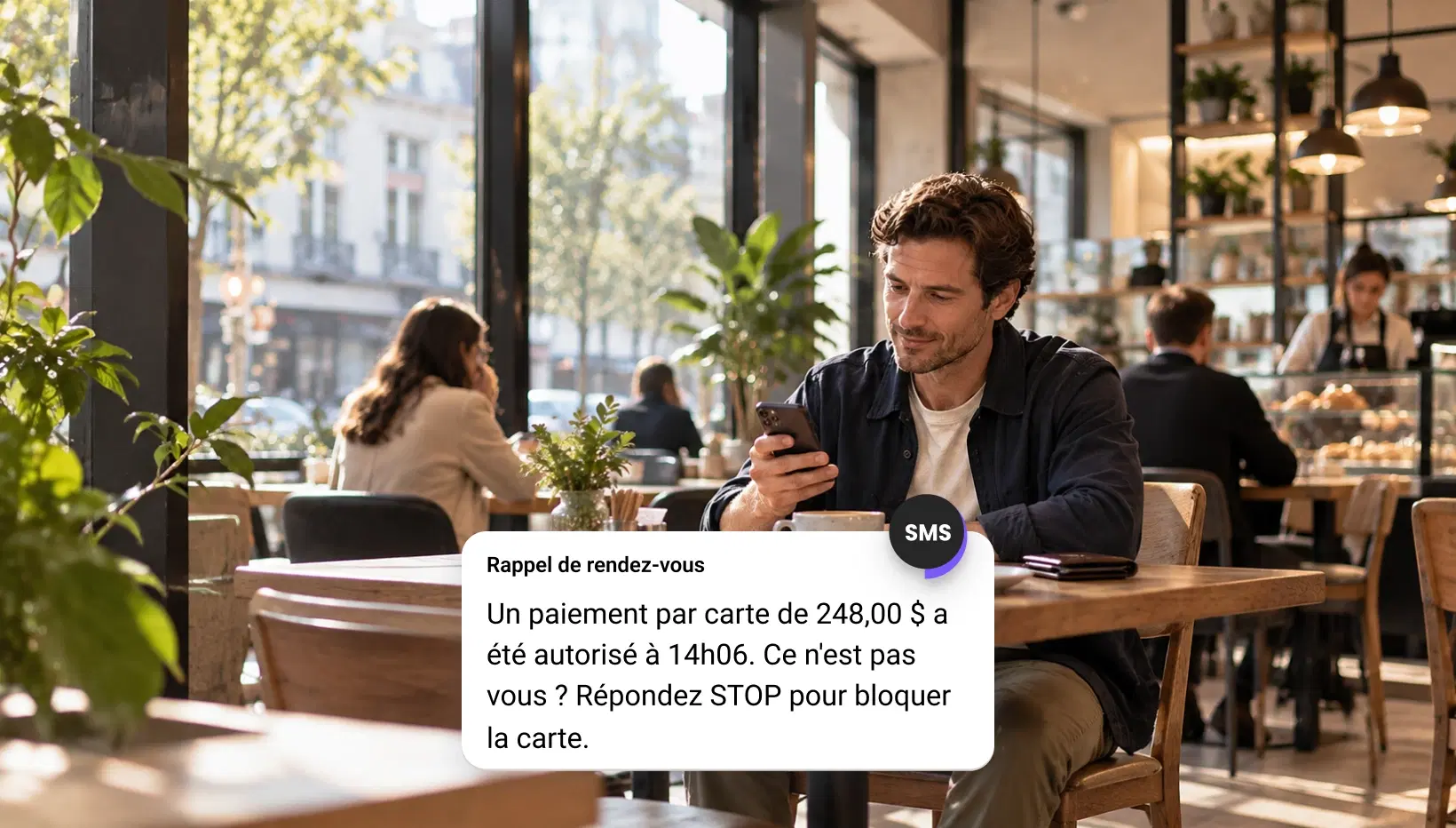 Client saisissant un code SMS à usage unique pour vérifier un nouveau compte