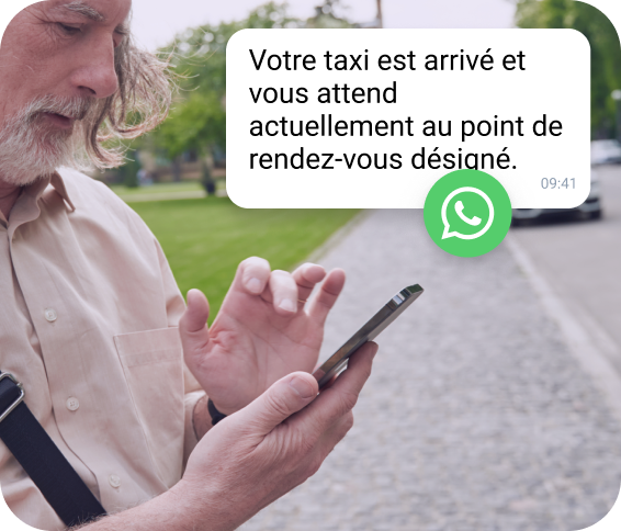 Modèle WhatsApp TopMessage informant un contact de l'heure d'arrivée et de l'emplacement de son taxi.