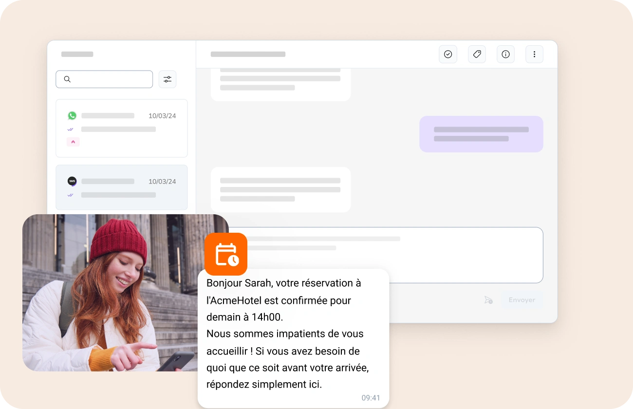 Personnel de l'hôtel communiquant avec les clients via SMS et WhatsApp pour améliorer l'expérience client et fournir des informations instantanées