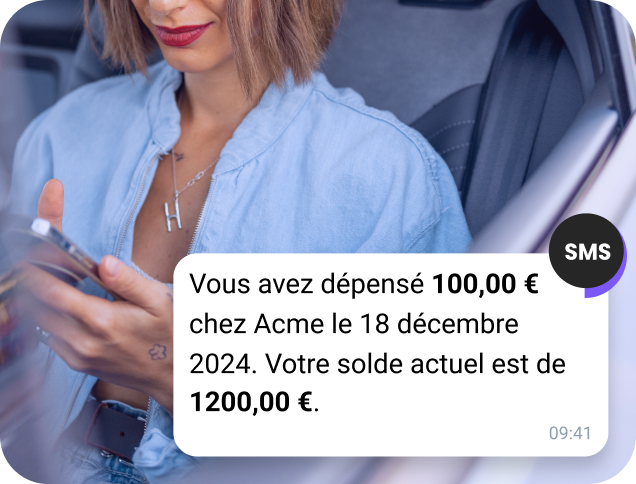 Une fille tatouée vérifie son téléphone pour une invitation à un festival de rock reçue par WhatsApp.