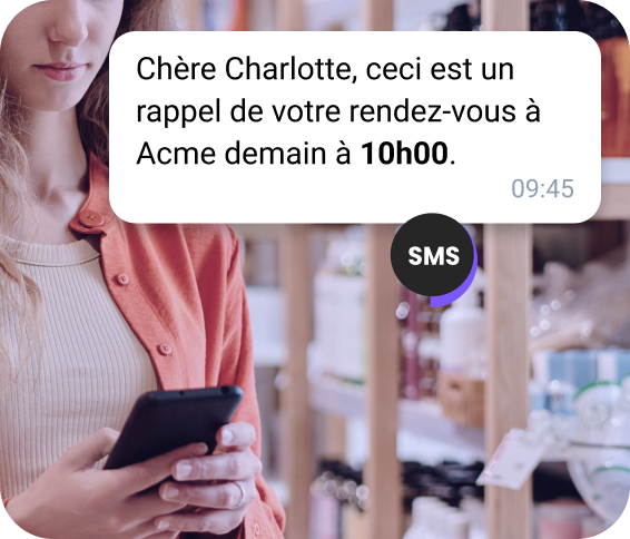 Une jeune fille avec un sac à dos attend à la station et vérifie un SMS concernant l'arrivée de son taxi.